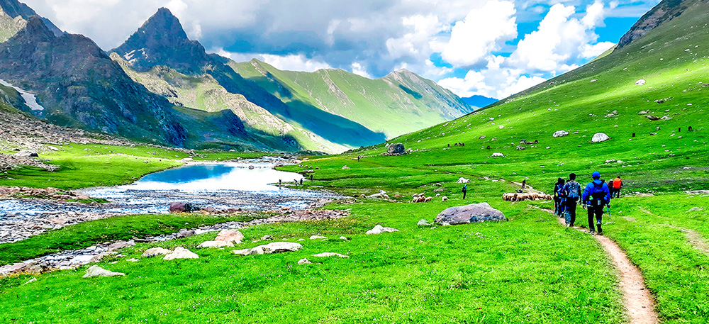 Doodhpathri Trek