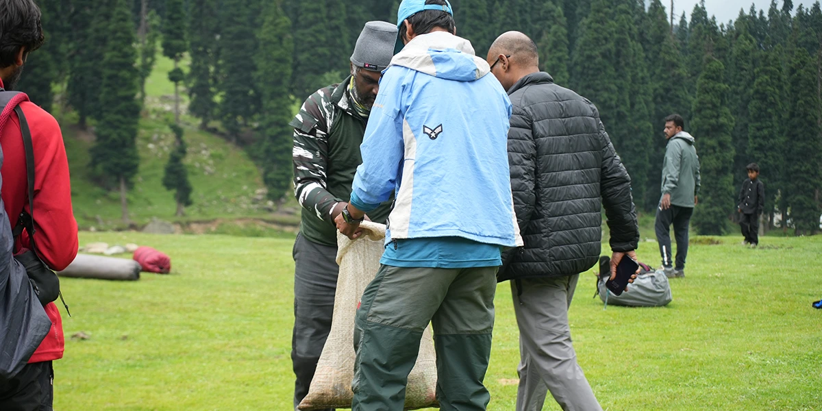 Green Trails team conducting Himalayan cleanup drive