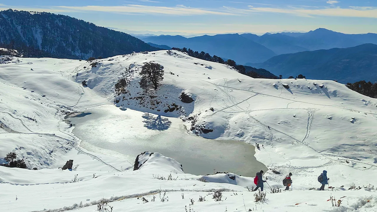 Brahmatal Trek covered with full snow and providing an enchanting view of the Himalayas