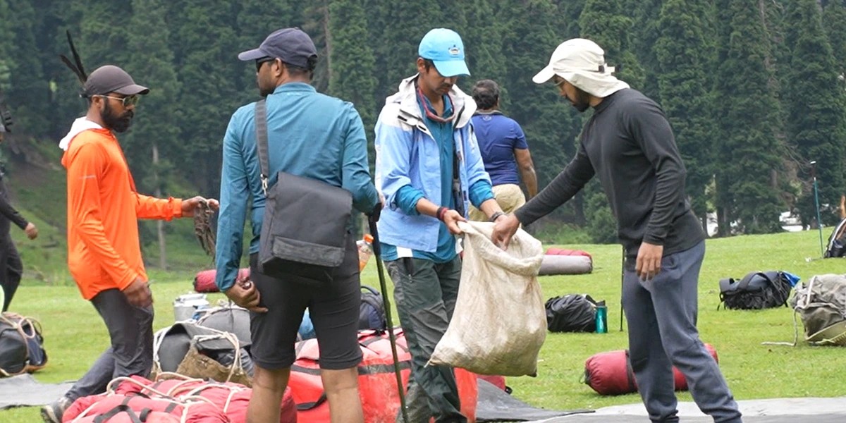 Volunteers collecting garbage on Tarsar Marsar Trek