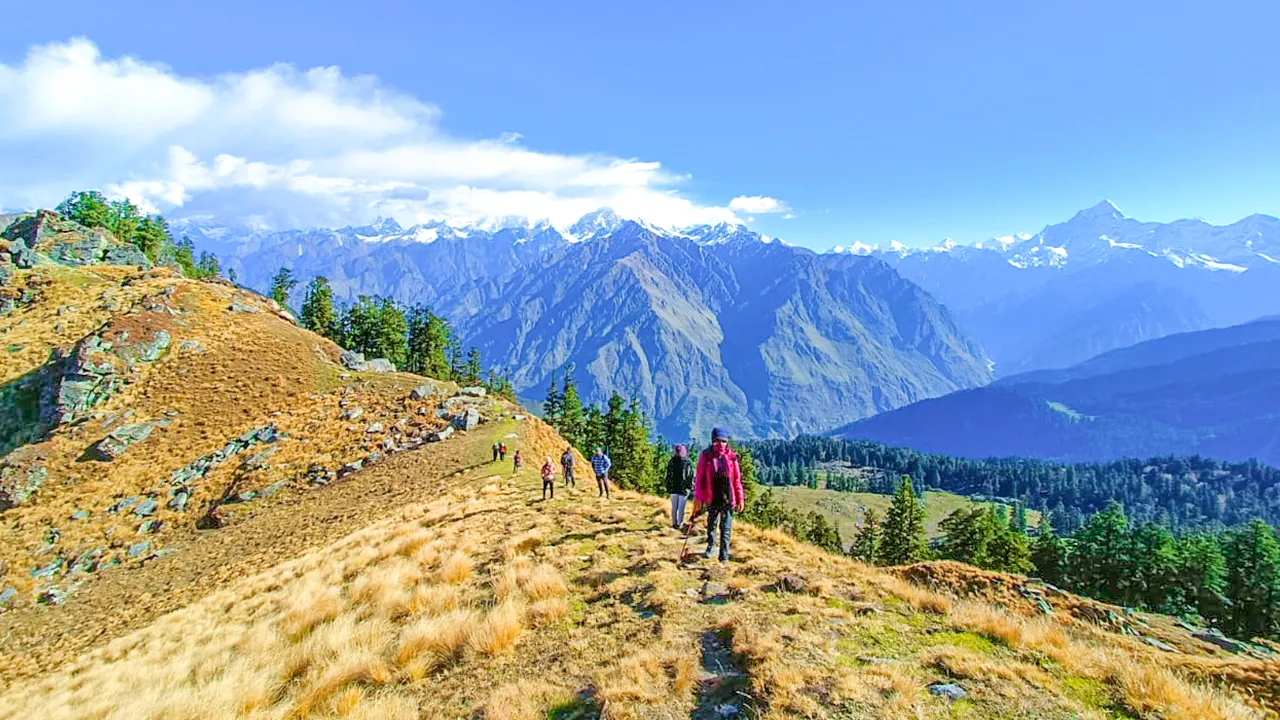 Trekkers walking along mountains ridge on the Kuari Pass trek