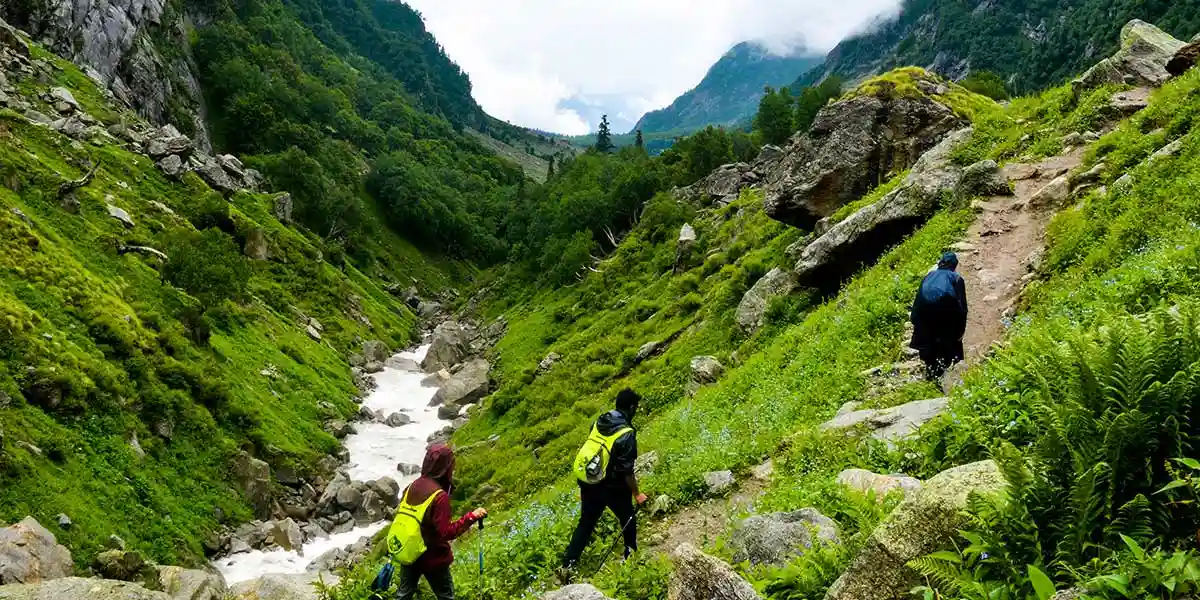 best time to do pin bhaba pass trek